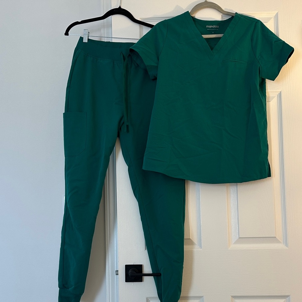 Mandala Women's Green Scrub Set